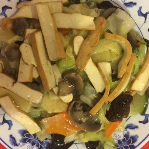 Pirított zöldséges kínai füst tofu